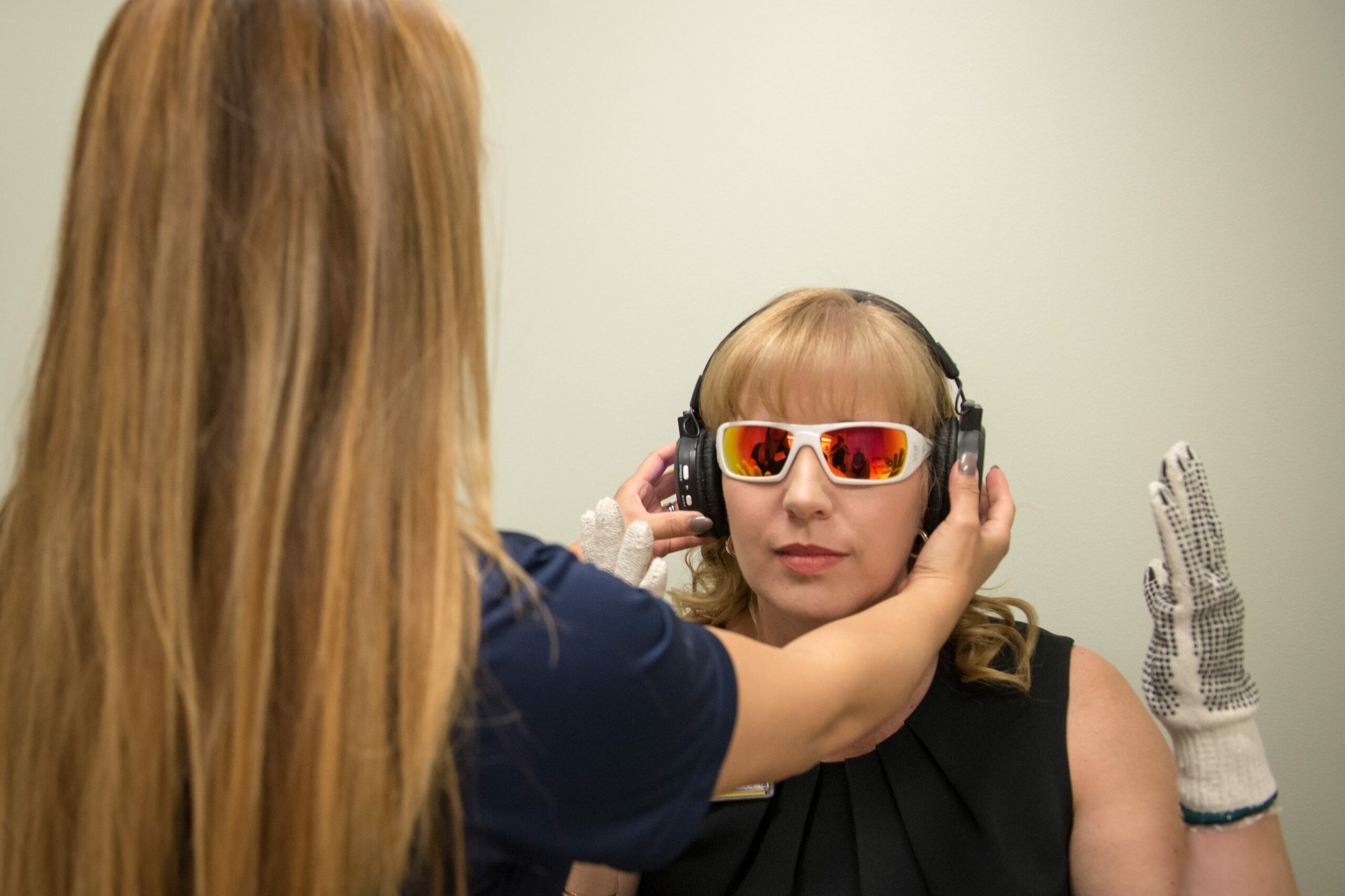2 ladies prepare for Virtual Dementia Tour